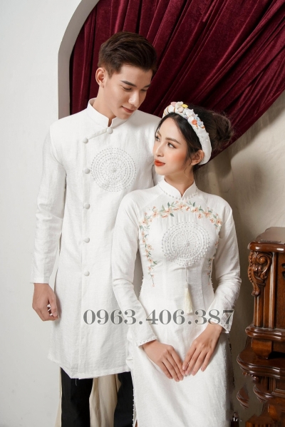 Áo dài cặp đôi màu trắng đơn giản, thanh lịch