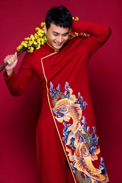 Áo dài cách tân nam màu đỏ họa tiết cá chép