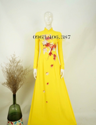 Áo dài truyền thống màu vàng họa tiết