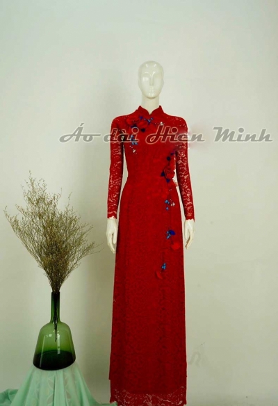 Áo dài truyền thồng màu đỏ vải ren họa tiết kết nổi