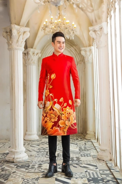 Áo dì cách tân nam màu đỏ hoa sen hạc