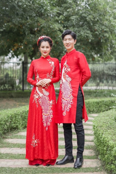 Áo dài cưới cô dâu chú rể họa tiết chim công thêu