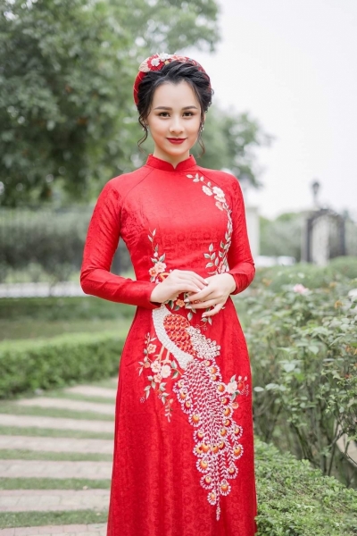 Áo dài cưới cô dâu chú rể họa tiết chim công thêu