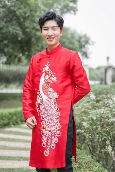 Áo dài cưới cô dâu chú rể họa tiết chim công thêu