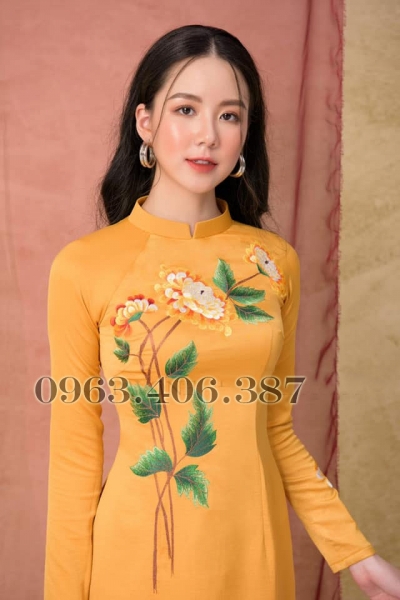 Áo dài truyền thống màu vàng họa tiết hoa thêu