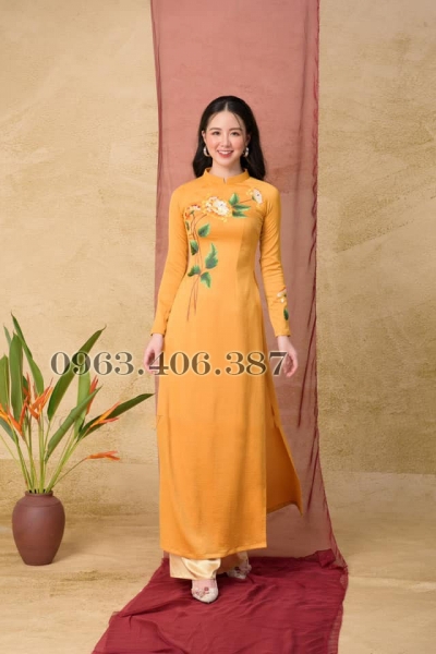 Áo dài truyền thống màu vàng họa tiết hoa thêu