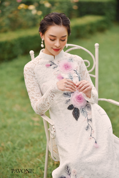 Áo dài truyền thống màu trắng vải ren họa tiết hoa đính nổi